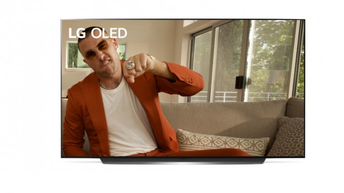 NFL 인기 스타 트레비스 켈시가 LG 올레드 TV 광고에 출연하고 있다. 사진=LG전자