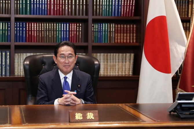 지난달 29일 새 일본 집권 자민당 총재로 선출된 기시다 후미오가 도쿄의 당 본부에서 기자회견을 한 후 총재 자리에 앉아 사진 촬영을 하고 있다. 사진=뉴시스