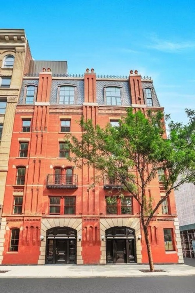 뉴욕 맨해튼에 있는 130년 된 조선소를 개조한 희귀한 트리베카 타운하우스가  2850만 달러(338억 원)에 부동산 시장에 나올 준비를 마쳤다. 