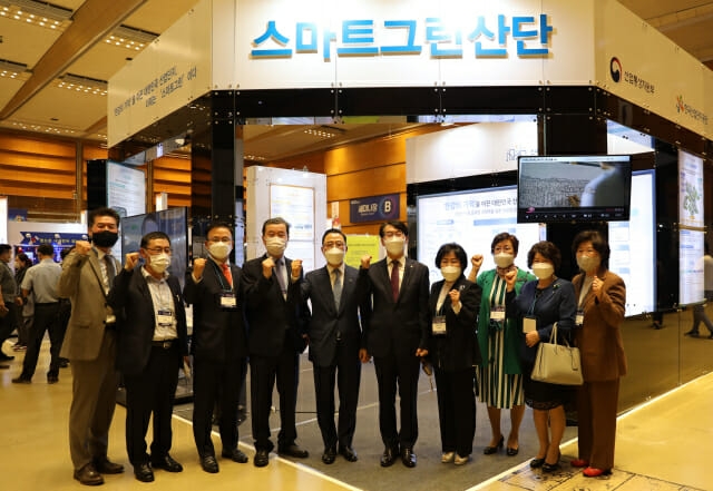 한국산업단지공단 김정환 이사장(오른쪽 5번째)이 8일 서울 코엑스에서 열린 '2021 스마트공장 자동화산업전' 스마트그린산단 특별관 앞에서 관계자들과 기념사진을 찍고 있다. 사진=한국산업단지공단   