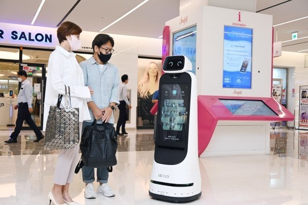코엑스몰을 방문한 고객들이 LG 클로이 가이드봇을 체험하고 있다. 사진=LG전자 