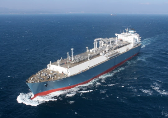 한국조선해양 계열사 현대중공업이 건조한 18만㎥ 급 액화천연가스 해양플랜트(LNG FSRU)가 운항하고 있다. 사진=현대중공업그룹