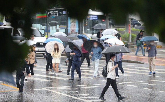 지난달 서울 중구 명동성당 사거리 인근에서 우산을 쓴 시민들이 발걸음을 재촉하고 있다. 사진=뉴시스