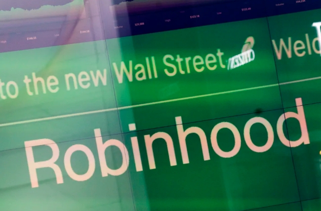 2021년 7월 29일 목요일 IPO 이후 뉴욕 타임스 스퀘어에 있는 나스닥의 전자 스크린에 로빈후드가 표시되고 있다.