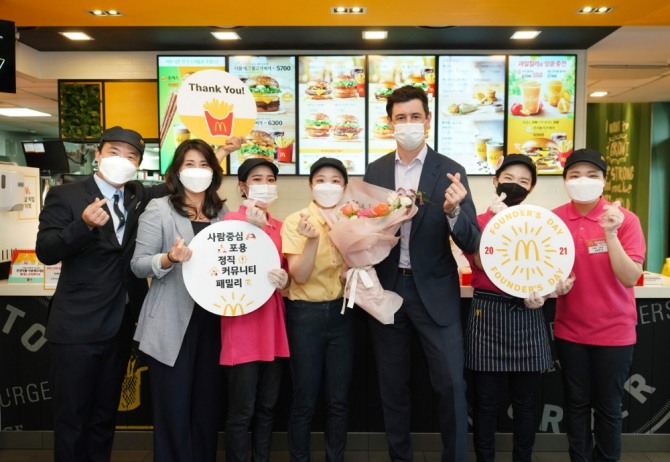 한국맥도날드는 매년 10월 '창립자의 날'을 맞아 매장 직원들에게 영상 메시지를 전달하는 비대면 방식으로 감사의 마음을 전달했다고 6일 밝혔다. 사진=한국맥도날드