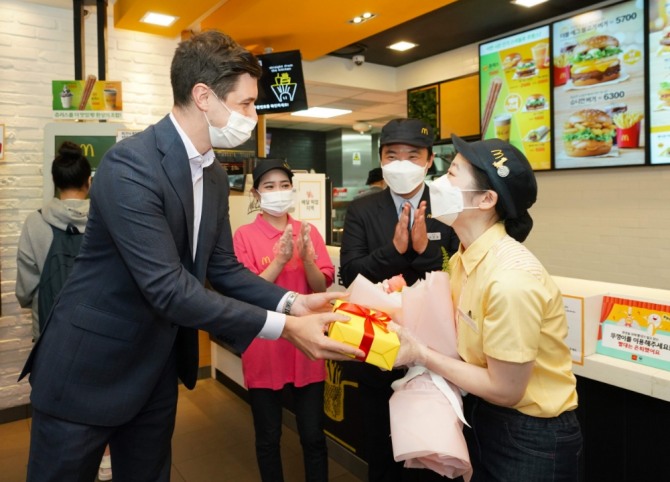 앤토니 마티네즈 한국맥도날드 대표이사는 '창립자의 날'을 맞아 지난 5일 상계DT점 매장을 방문해 정수빈 크루에게 선물을 전달했다. 사진=한국맥도날드