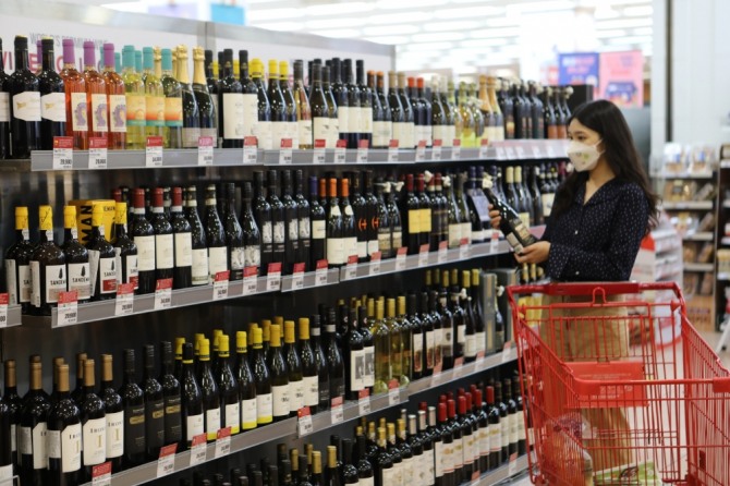 롯데마트는 7일 '가을 와인장터'를 열고 100만 병 물량의 와인을 판매한다. 사진=롯데마트