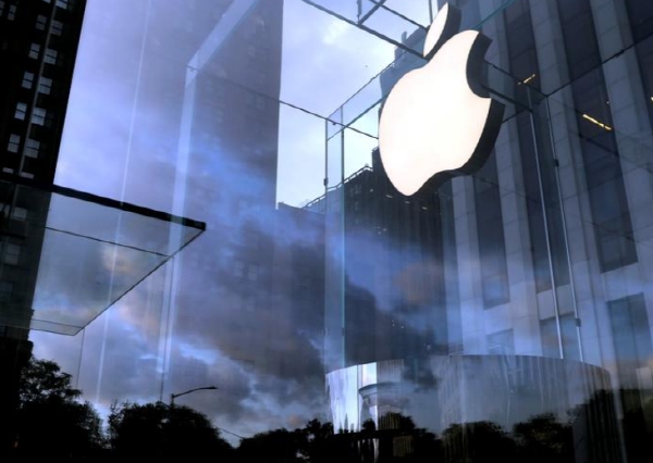 미국 뉴욕의 애플스토어 매장의 애플 로고. 사진=로이터
