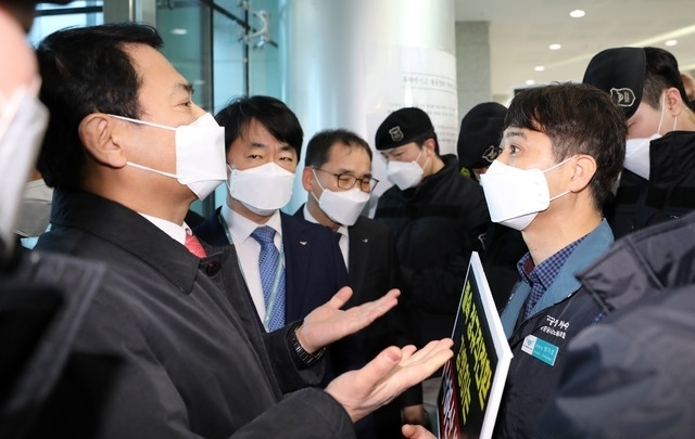 인천국제공항공사 김경욱 사장이 지난 2월 2일 취임식에 참석하려다 인천공항공사 노조원들로부터 출근 저지를 받고 있는 모습. 사진=뉴시스