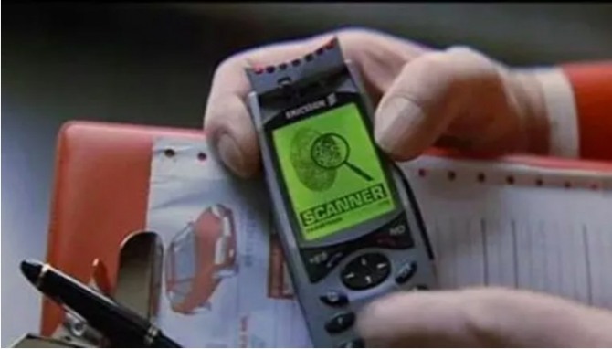 1997년 007 '네버 다이'에 등장한 소니 에릭슨 JB988 휴대폰은 실제로 생산되지 않은 제품이었다.