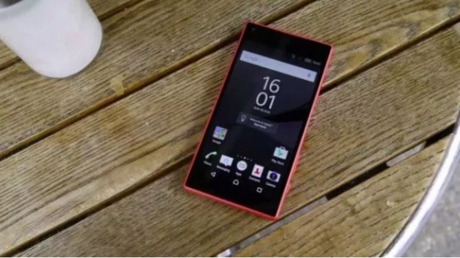 2015년 '스펙터'(Spectre)에 등장하는 삼성 GT-S5611 휴대폰. 소니는 경쟁사인 삼성 로고를 가렸다.