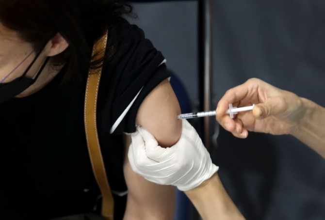 지난 6일 오후 서울 송파구 체육문화회관에 설치된 코로나19 예방접종센터에서 시민이 백신 접종을 받고 있다. 사진=뉴시스
