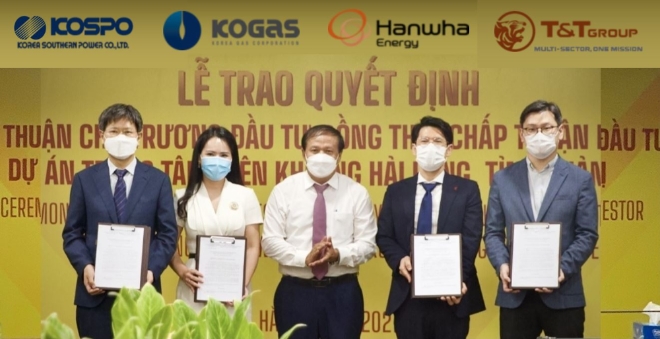 한국가스공사, 한국남부발전, 한화에너지 관계자들이 베트남 꽝찌성 동남경제특구장과 함께 하이랑 LNG 발전사업권 승인 기념사진을 찍고 있다. 사진=한국남부발전 