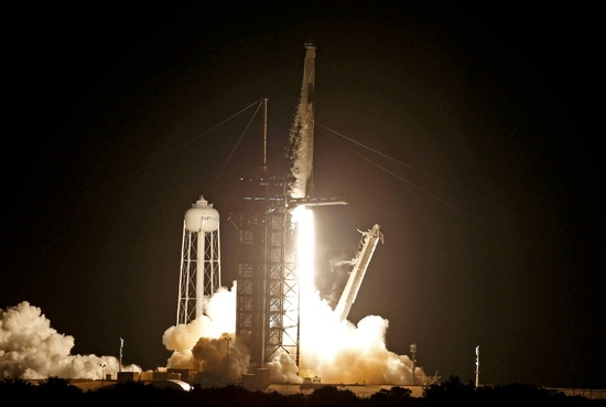 스페이스X 팰콘9 로켓이 NASA 상업용 승무원 임무에서 4명의 우주비행사를 태우고 발사되고 있다. 사진=로이터