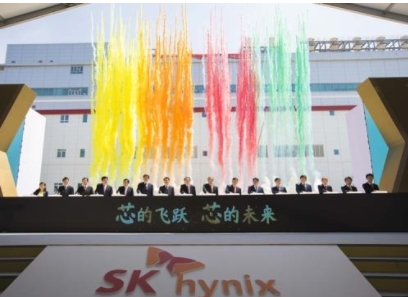 SK하이닉스가 지난 2019년 4월 중국 우시에서 확장팹(C2F)을 준공한 후 기념식을 개최하고 있다.