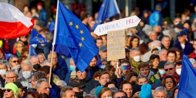 폴란드 국민들이 10일(현지시간) EU 탈퇴 반대 시위를 벌이는 모습. 사진=현지 뉴스매체 DW
