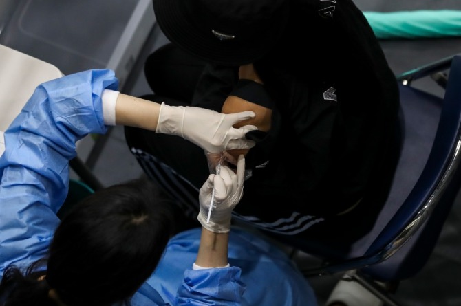 지난 6일 오후 서울 송파구 체육문화회관 코로나19 예방접종센터를 찾은 시민들이 백신 접종을 받고 있다. 사진=뉴시스