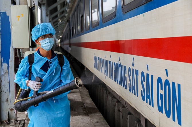 베트남의 철도운행이 재개됐다. 이용객들은 백신접종을 증빙해야 한다.