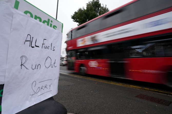  지난달 30일(현지 시각) 영국 런던의 한 주유소 입구에 기름 부족을 알리는 안내문이 붙어 있다. 사진=뉴시스