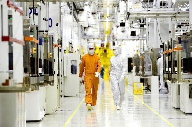 삼성전자 근로자들이 경기 화성캠퍼스 반도체 생산라인 클린룸에서 반도체 장비를 점검하고 있다.사진=삼성전자