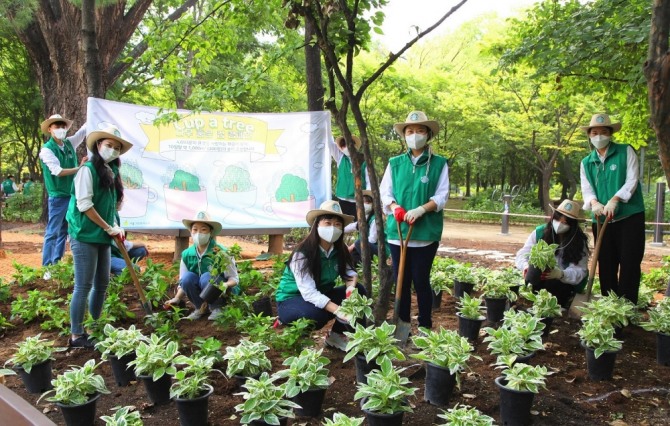 스타벅스는 지난 5일 약 100명의 스타벅스 파트너들이 릴레이 봉사활동형식으로 서울숲 공원 정화 활동을 펼쳤다고 13일 밝혔다. 사진=스타벅스