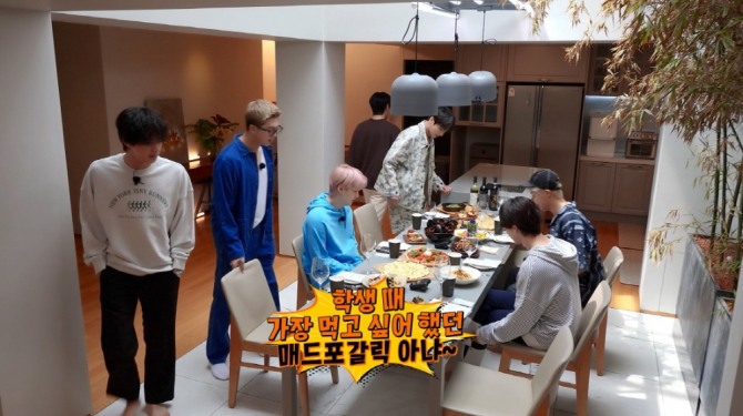 매드포갈릭은 13일 '달려라 방탄'에 등장한 메뉴와 관련해 SNS 행사를 개최한다. 사진='달려라 방탄' 154화