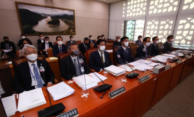 인천항만공사 최준욱 사장(앞줄 왼쪽 6번째) 등 4대 항만공사 사장과 피감기관장들이 13일 여의도 국회에서 열린 국정감사에 출석한 모습. 사진=뉴시스 공동취재사진  