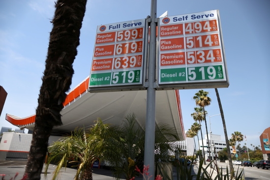  미국 캘리포니아 베벌리힐스에서 기초 인플레이션이 연준의 목표치인 2%를 웃돌면서 미국 소비자 물가가 급등한 후 휘발유 가격. 사진=로이터