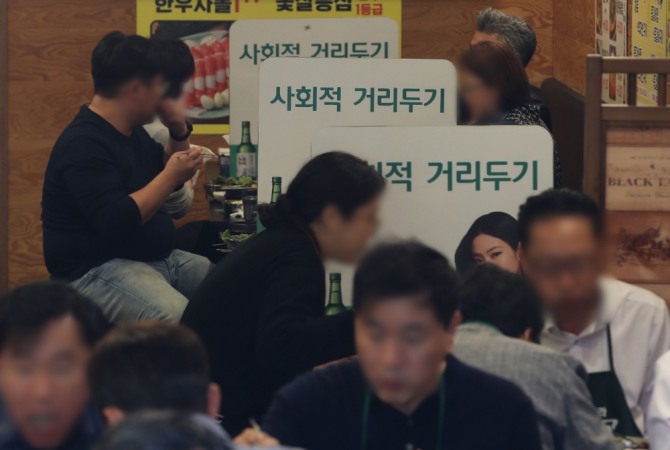지난 13일 서울 시내 한 식당에서 직장인들이 식사를 하고 있다. 사진=뉴시스