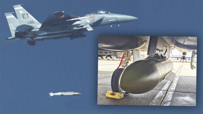 미 공군 F-15E 전투기가 GBU-72 ARK 신형 벙커버스터 관통탄을 투하하고 있다. 사진=더워존
