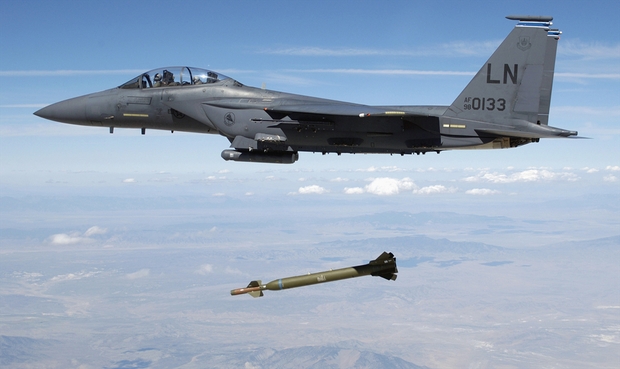 미공군 F-15E에서 투하되는 레이저 유도 5000파운드급 GBU-28 벙커버스터 폭탄. 사진=미공군