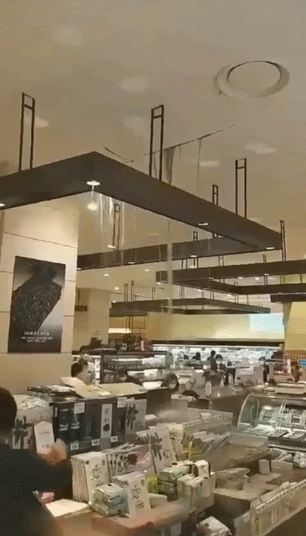 신세계백화점 강남점 지하 1층 식품관에서 누수 사고가 발생했다. 사진=트위터 