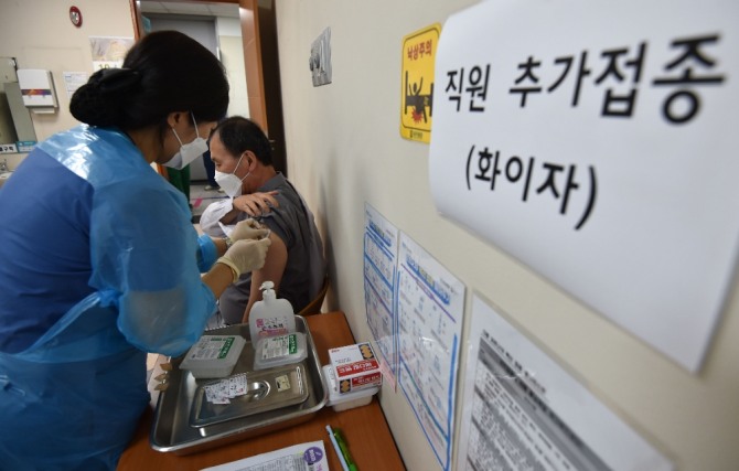 국내 전체 인구의 61.6%가 코로나19 백신 접종을 완료한 것으로 집계됐다. 사진=뉴시스