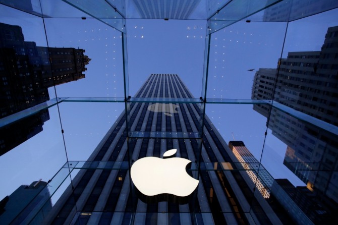 미국 뉴욕 5번가의 애플 매점 입구에 애플 로고가 걸려 있다. 사진=뉴시스