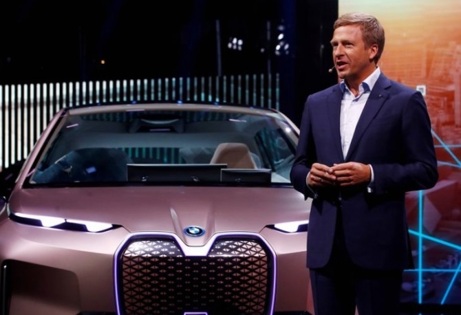 BMW의 올리버 집세 CEO는 2030년부터 내연기관(ICE) 차량 생산을 중단하고 전기차로 대체한다고 말했다. 사진=로이터