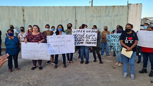 한진이 멕시코에 합작해 만든 옛 오징어공장 해고 노동자들이 한진의 불법적인 자산 매각에 반대하는 시위를 벌이고 있다. 사진=콜렉티보페리쿠