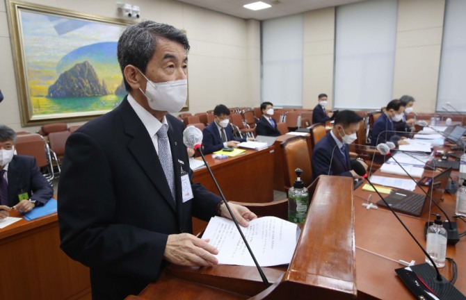 이동걸 산업은행장이 15일 서울 여의도 국회에서 열린 정무위원회 국정감사에서 업무보고를 하고 있다. 사진=뉴시스