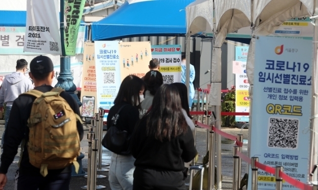 서울역 임시선별검사소에서 시민들이 코로나19 검사를 기다리고 있다. 사진=뉴시스