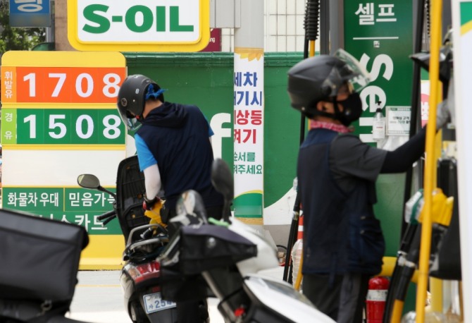 국제유가가 급등하면서 전국 주유소의 휘발유 가격이 7년 만에 최고 수준인 1700원대를 돌파했다. 사진=뉴시스