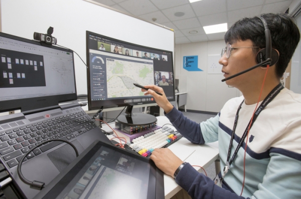 강사가 서울 강남구 SSAFY 서울 캠퍼스에서 5기 교육생들을 대상으로 온라인 수업을 하고 있다 사진=삼성전자