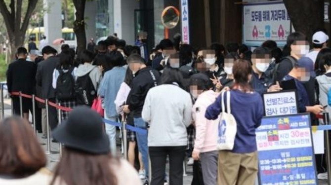 15일 오전 서울 송파구보건소 선별진료소에서 시민들이 신종 코로나바이러스 감염증 검사를 받기 위해 대기하고 있다.  사진=연합뉴스