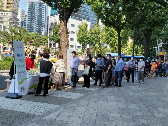 지난 12일 마포구 공덕동에서 김천시 특산품인 샤인머스켓 시식홍보에 십 수미터씩 줄을 서 시민들이 맛을 보고 최고라며 칭찬이 자자했다(사진=김천시 서울사무소 제공)