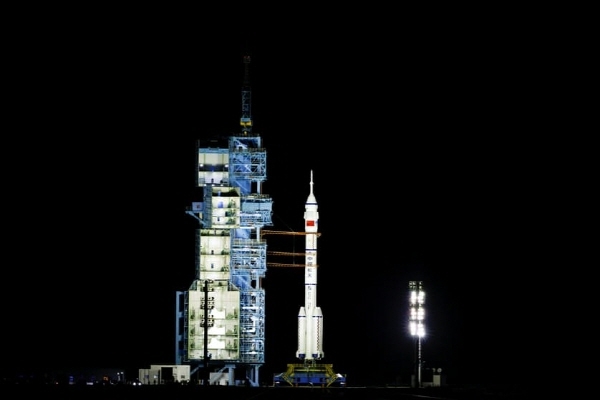 발사를 앞둔 중국의 우주개발로켓 창정(長征) 모습. 사진=로이터