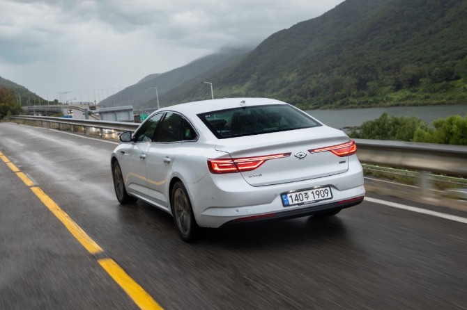 국도 고갯길을 주행 중인 SM6. 사진=르노삼성