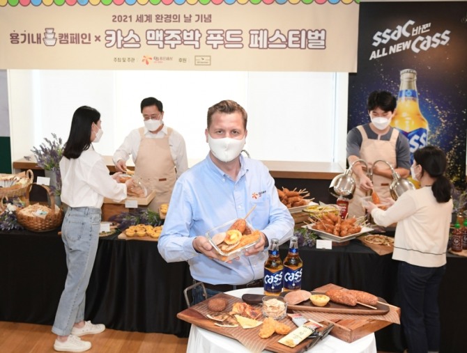 배하준 대표가 '카스 맥주박 업사이클링 푸드 페스티벌'에서 개인 용기에 맥주박 음식을 담고 기념 촬영을 하고 있다. 사진=오비맥주