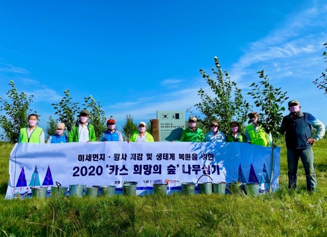 오비맥주 임직원들이 2020 '카스 희망의 숲' 나무심기 기념 촬영을 하고 있다. 사진=오비맥주