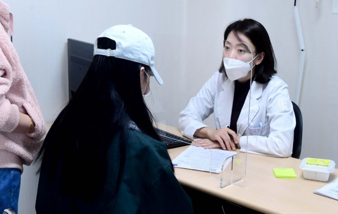 18일 서울 양천구 홍익병원에서 한 학생이 코로나19 백신 접종에 앞서 예진을 받고 있다. 사진=뉴시스