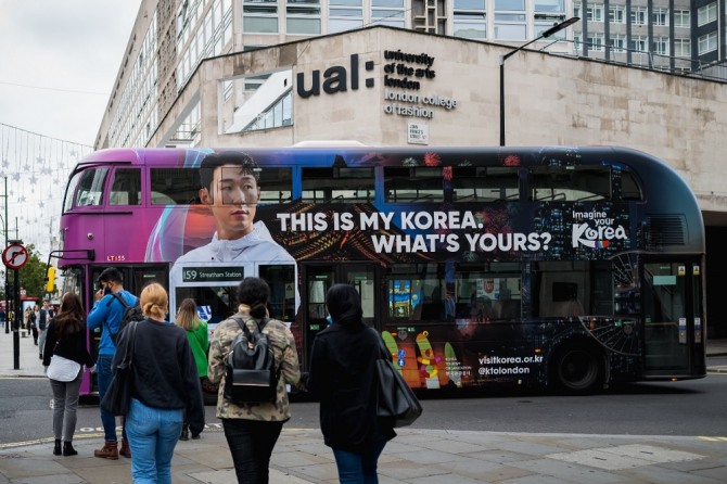 영국 런던에서 운행 중인 손흥민 선수의 한국관광 홍보 2층버스 모습. 사진=한국관광공사