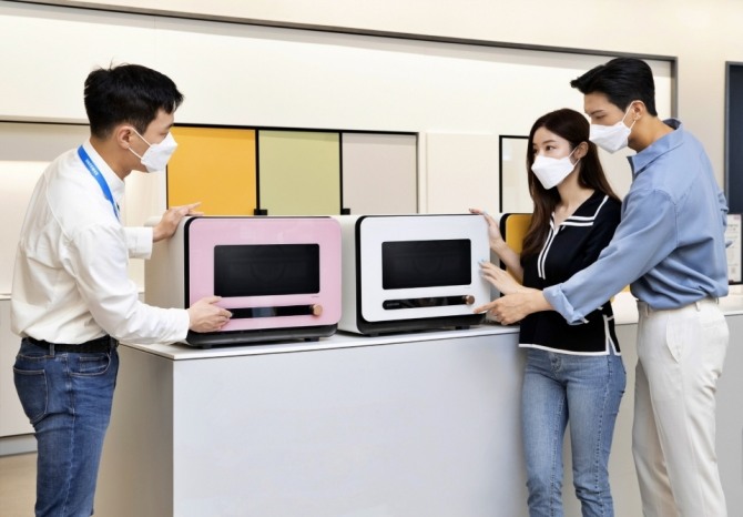 삼성전자 디지털프라자 강남본점 직원이 매장을 방문한 소비자에게 신개념 조리기기 '비스포크 큐커'를 설명하고 있다.  사진=삼성전자