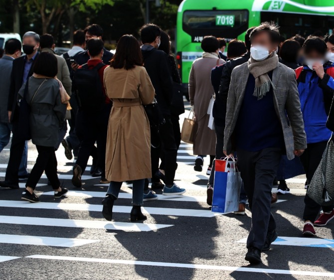 서울 아침 기온이 4도를 기록한 18일 오전 서울 종로구 광화문 네거리 인근에서 두꺼운 옷을 입은 시민들이 횡단보도를 건너고 있다. 사진=뉴시스